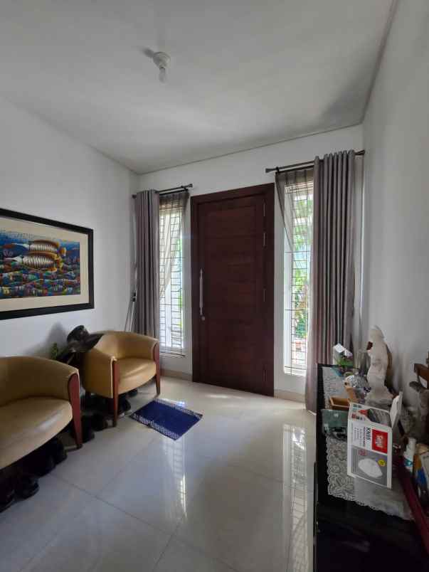 dijual rumah kayu putih