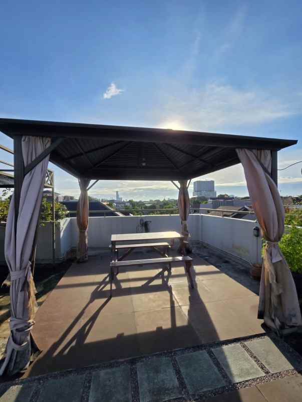 dijual rumah kayu putih