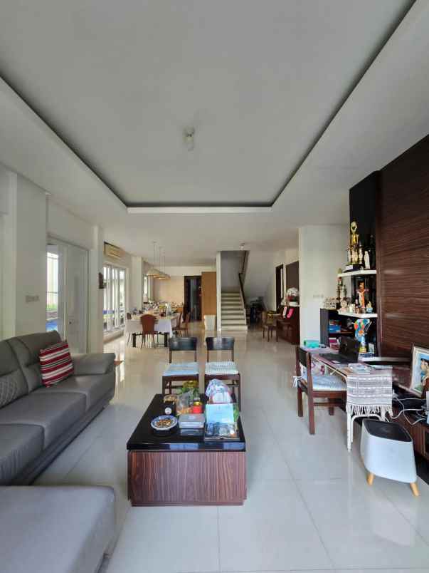 dijual rumah kayu putih