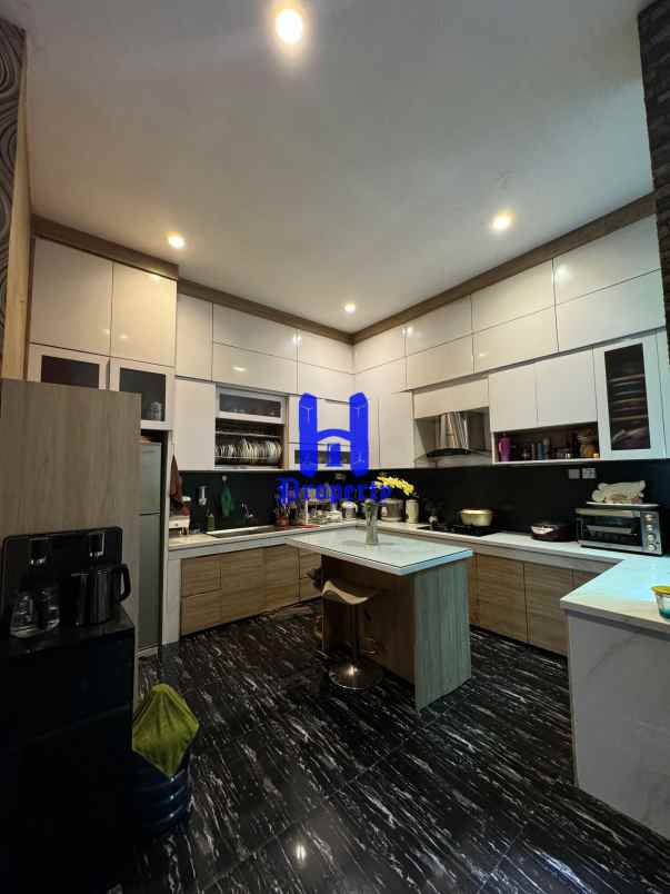 dijual rumah komplek citraland gama