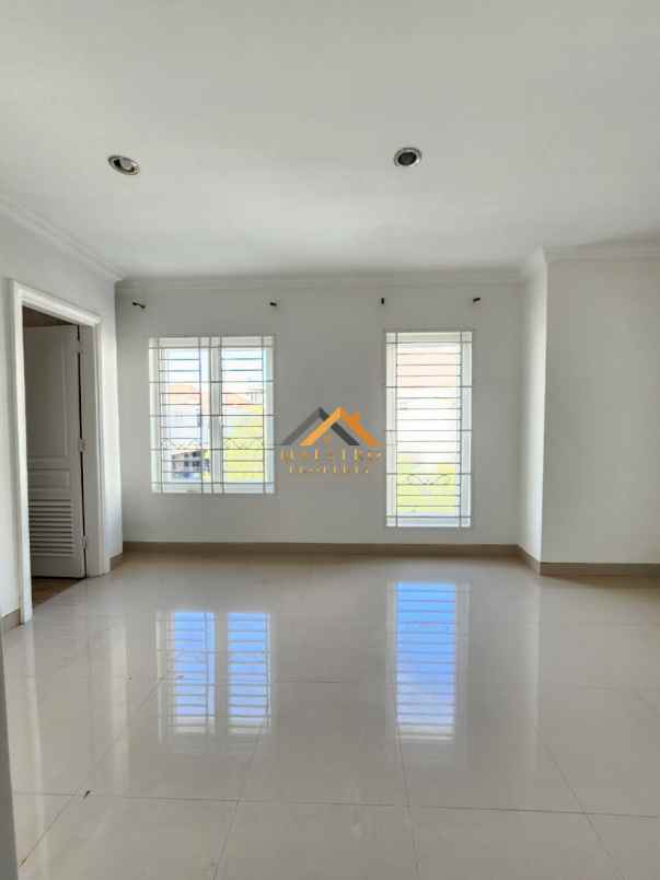 dijual rumah komplek citraland gama