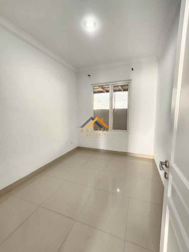dijual rumah komplek citraland gama