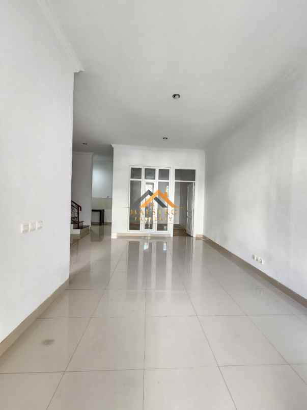 dijual rumah komplek citraland gama