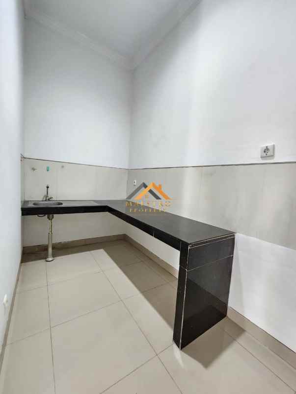 dijual rumah komplek citraland gama