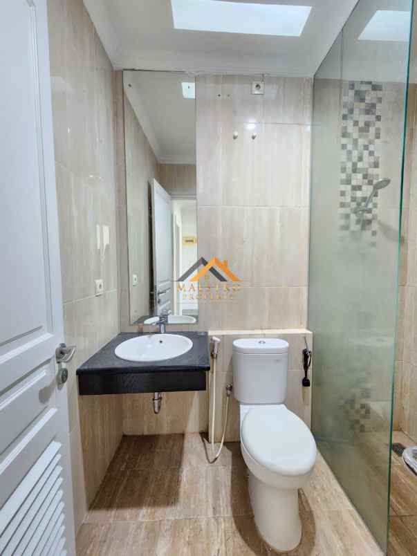 dijual rumah komplek citraland gama
