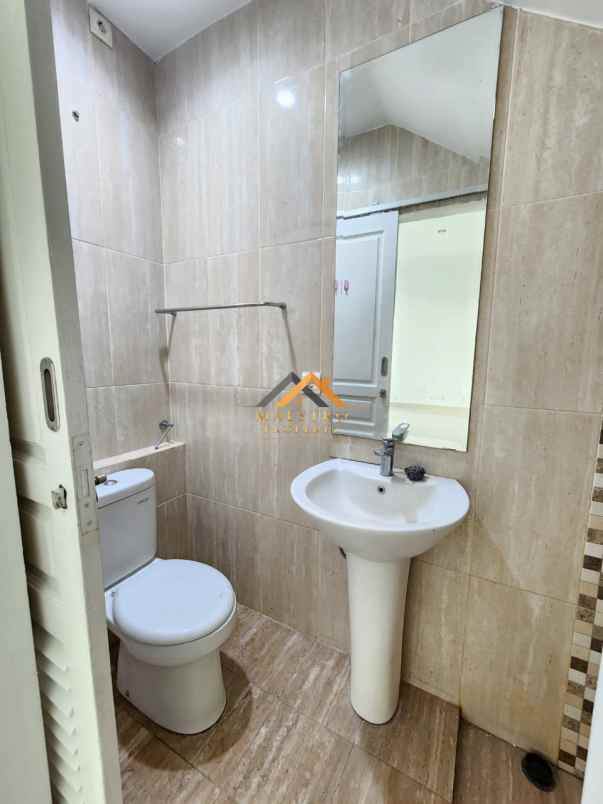 dijual rumah komplek citraland gama