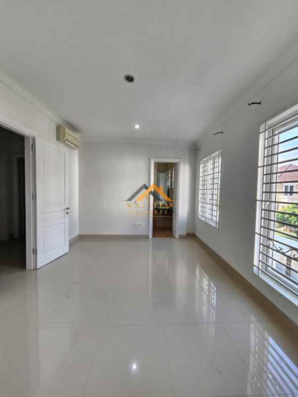 dijual rumah komplek citraland gama