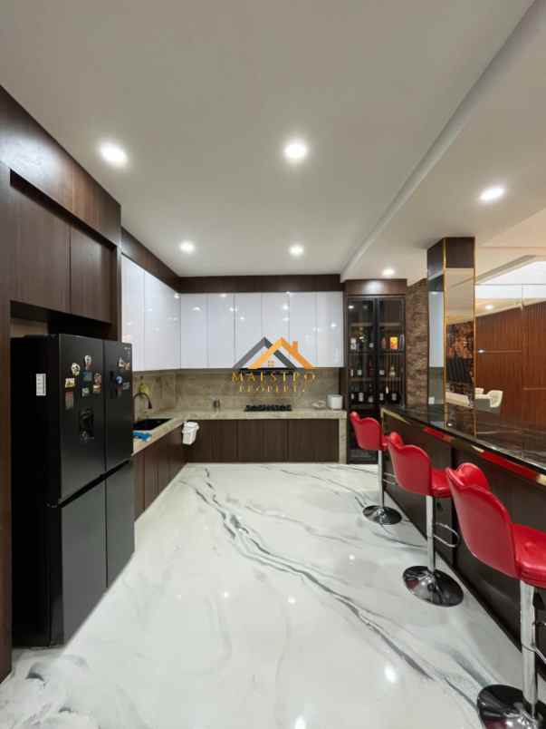 dijual rumah komplek taman polonia