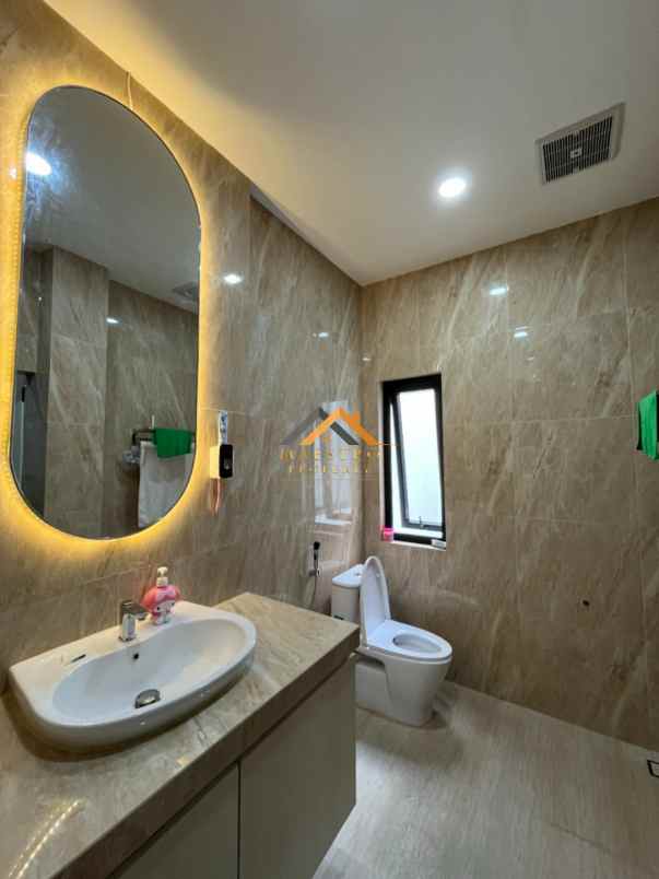 dijual rumah komplek taman polonia