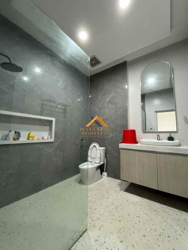 dijual rumah komplek taman polonia