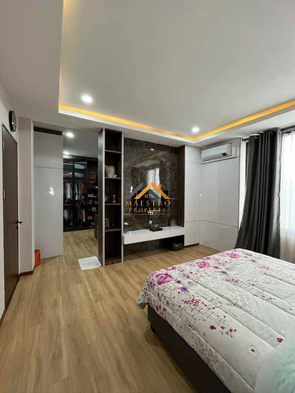 dijual rumah komplek taman polonia