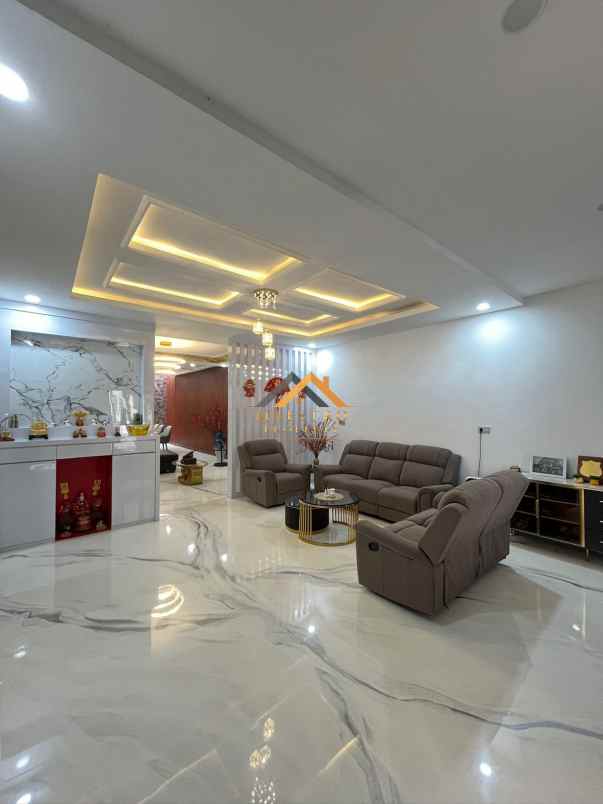 dijual rumah komplek taman polonia