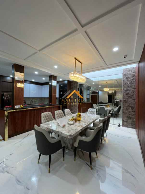 dijual rumah komplek taman polonia