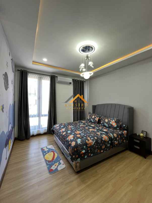 dijual rumah komplek taman polonia