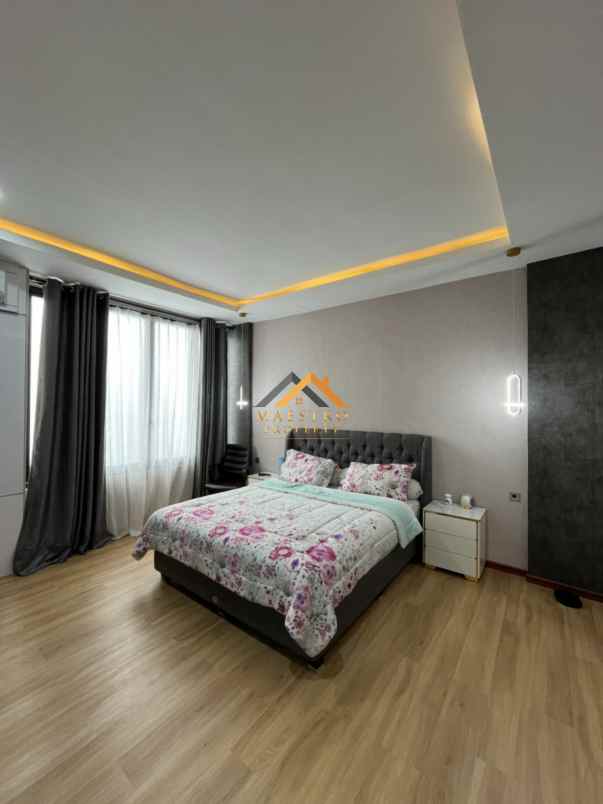 dijual rumah komplek taman polonia
