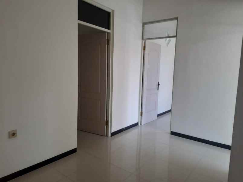 dijual rumah lebak indah town house