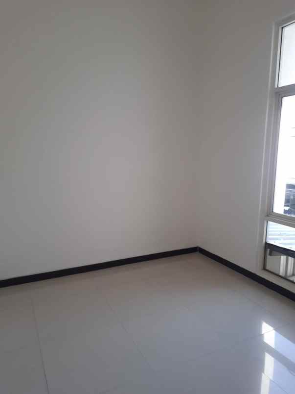 dijual rumah lebak indah town house