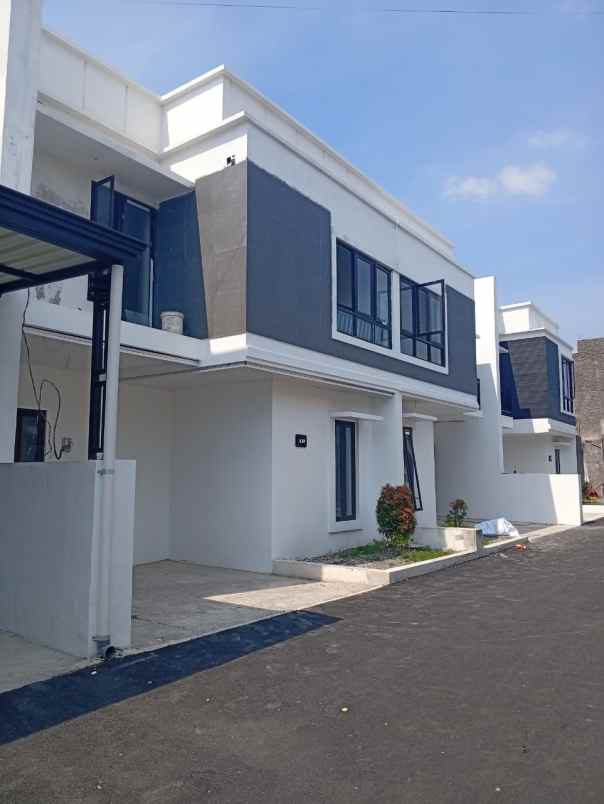 dijual rumah maguwoharjo depok sleman