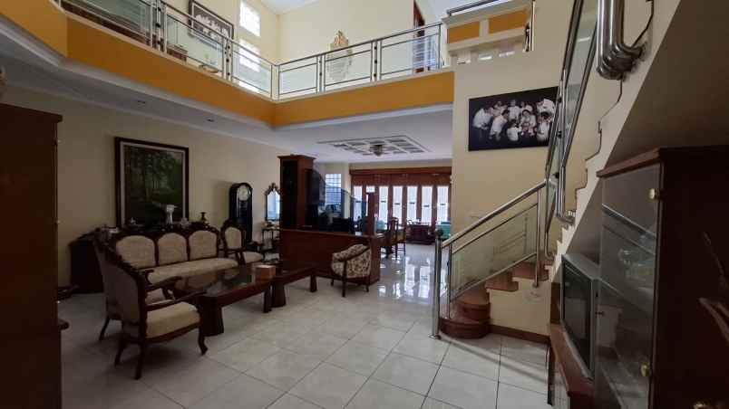 dijual rumah manyar