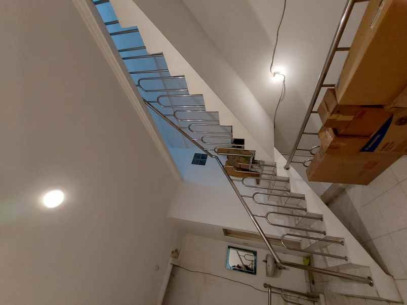 dijual rumah mewah 4 lantai jakarta barat