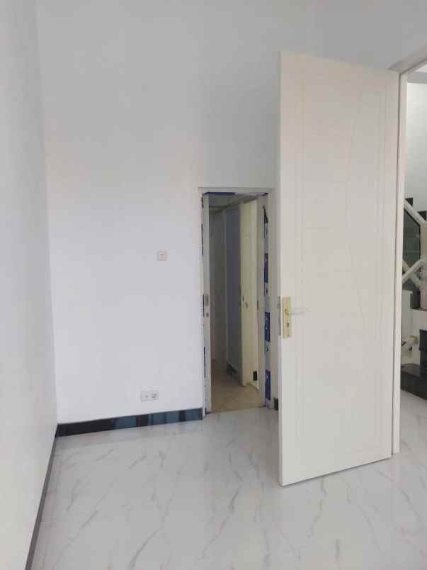 dijual rumah mulyosari