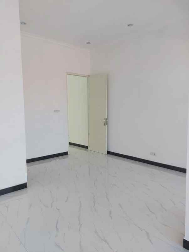 dijual rumah mulyosari