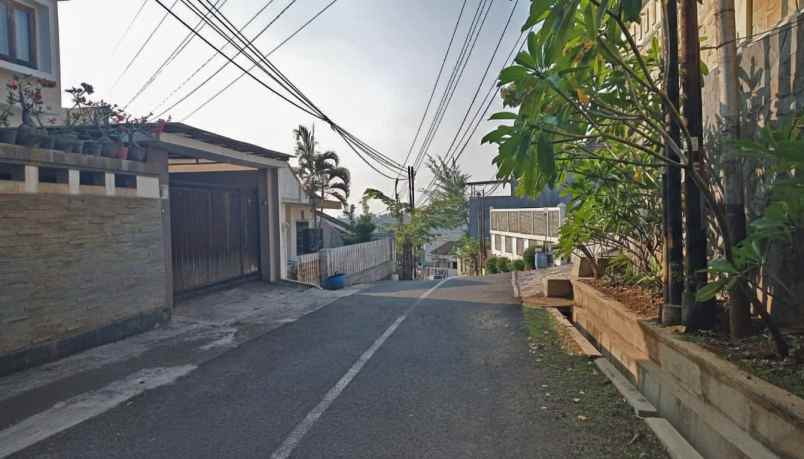 dijual rumah ngesrep