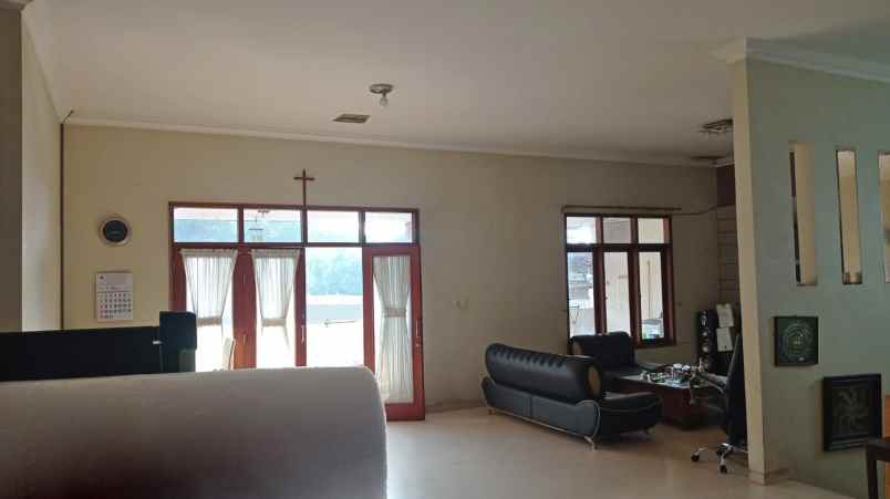 dijual rumah ngesrep