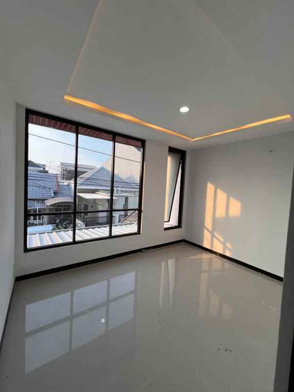 dijual rumah nginden intan timur