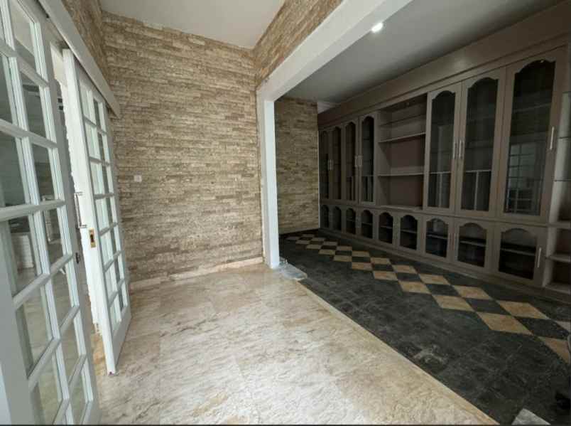 dijual rumah pakuwon city