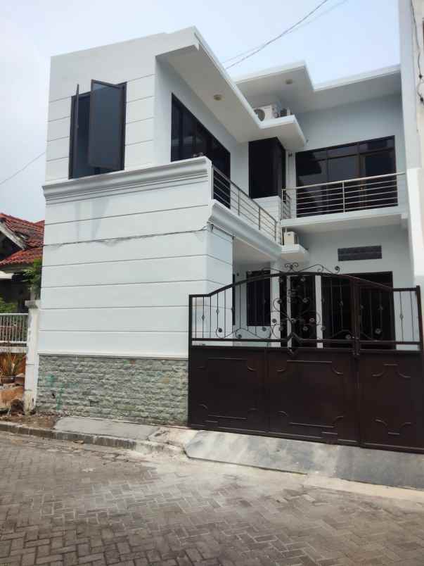 dijual rumah pakuwon city