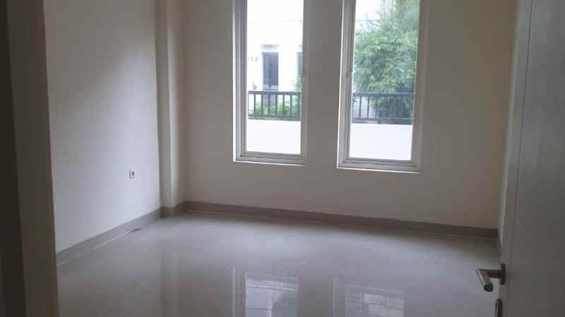 dijual rumah pakuwon city