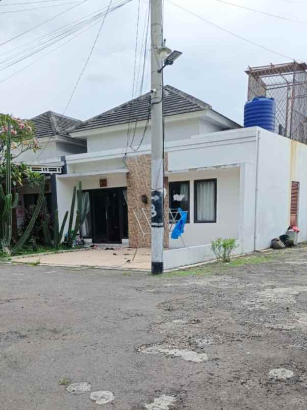 dijual rumah perum gerbera indah