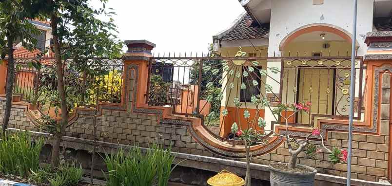 dijual rumah perum oma view