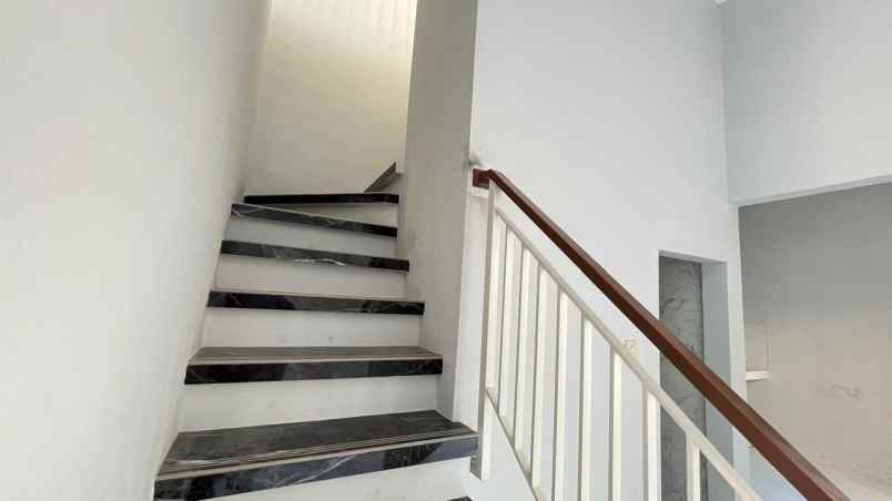 dijual rumah perumahan rungkut