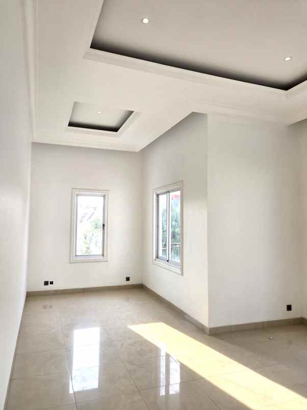 dijual rumah royal gading mansion