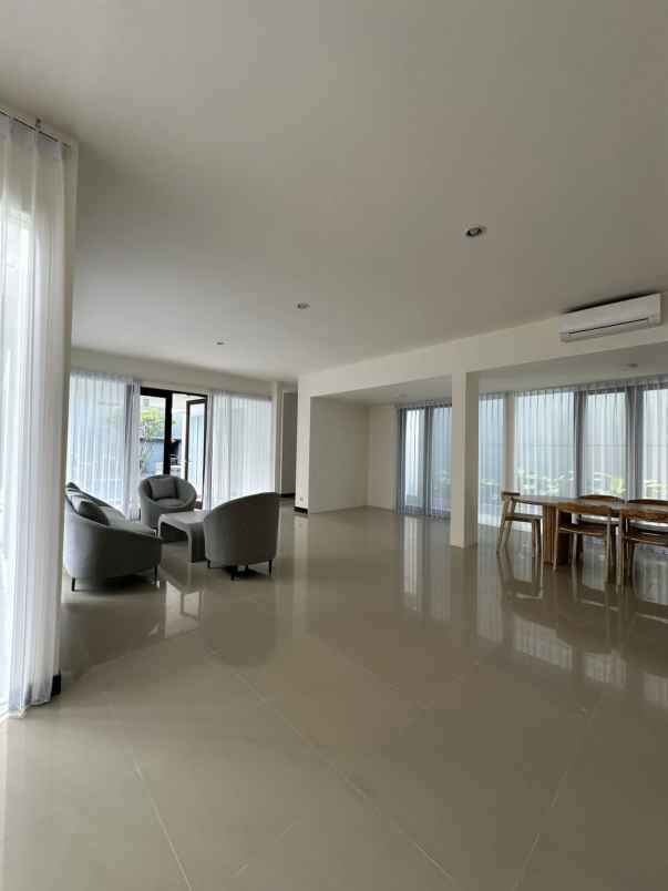 dijual rumah royal residence