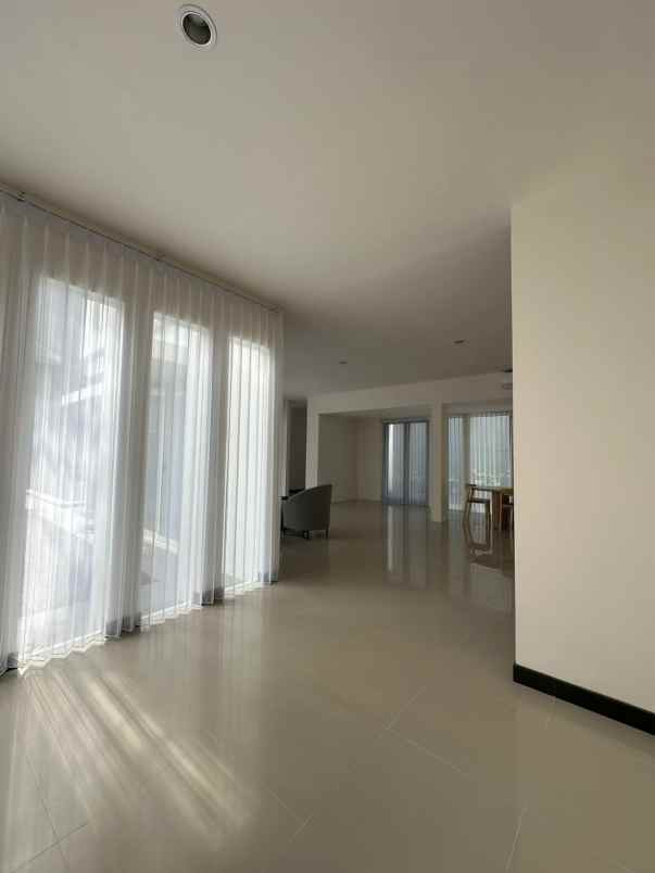 dijual rumah royal residence