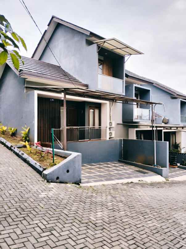 dijual rumah sariwangi