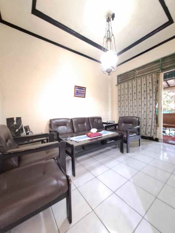 dijual rumah second 1 5lantai