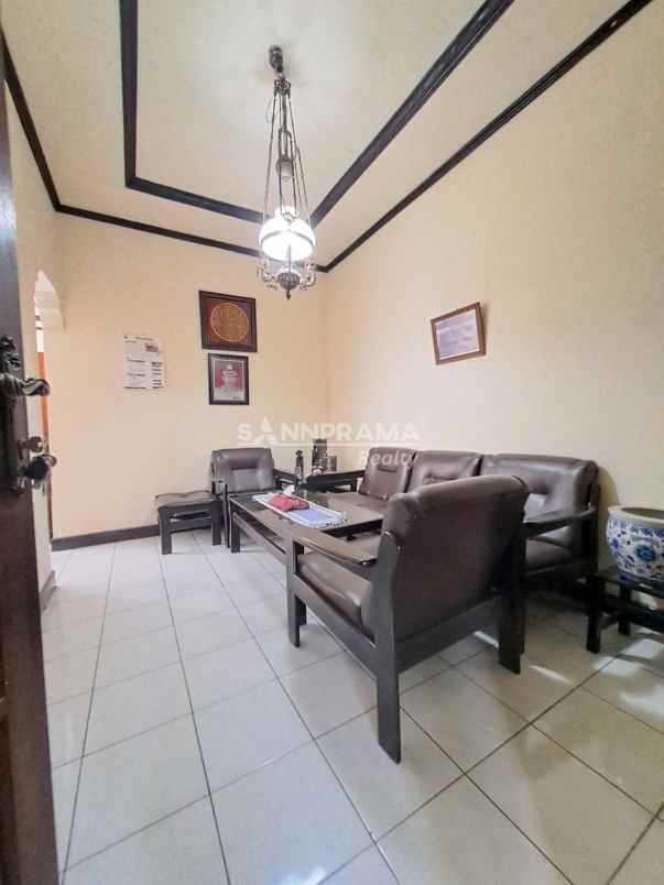 dijual rumah second 1 5lantai