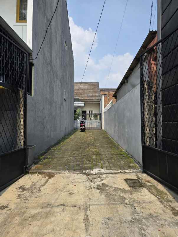 dijual rumah secondary 1 lantai samping komplek