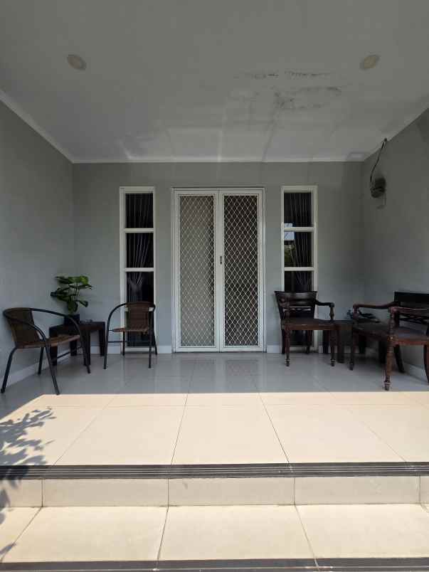 dijual rumah secondary 1 lantai samping komplek