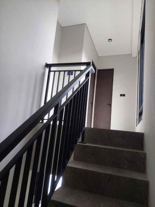 dijual rumah semampir tengah