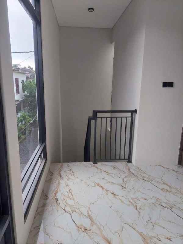 dijual rumah semampir tengah