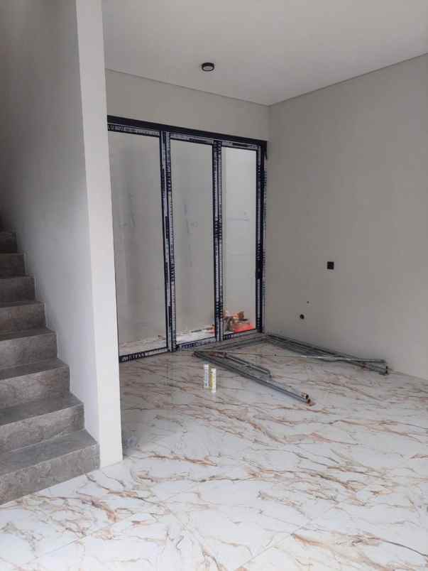 dijual rumah semampir tengah