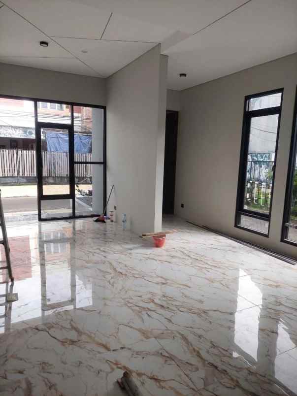 dijual rumah semampir tengah