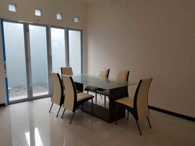 dijual rumah sukolilo dian regency