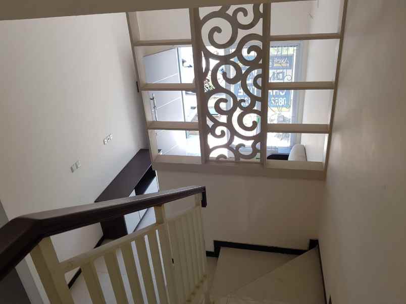 dijual rumah sukolilo dian regency