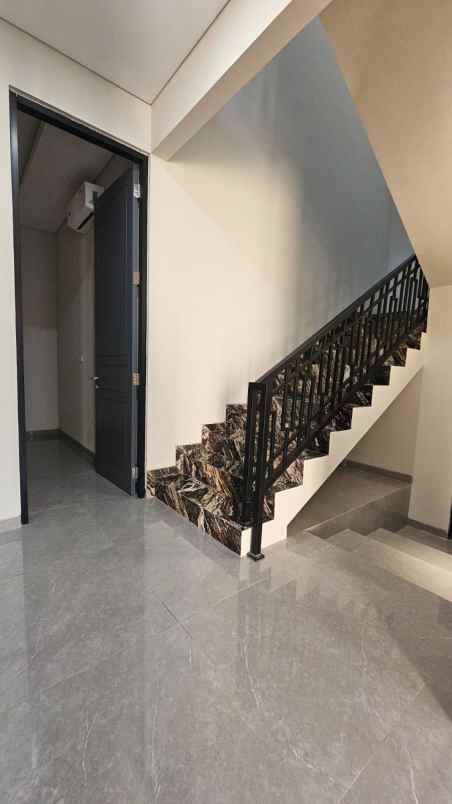 dijual rumah sutorejo